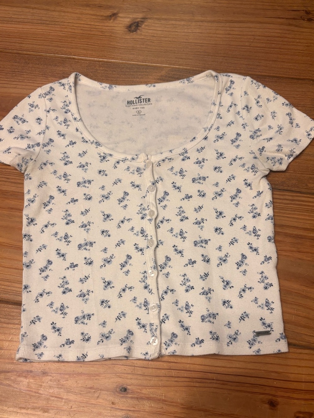 Hollister Baby Tee Cream and Blue Floral Button-Up Crop Tee